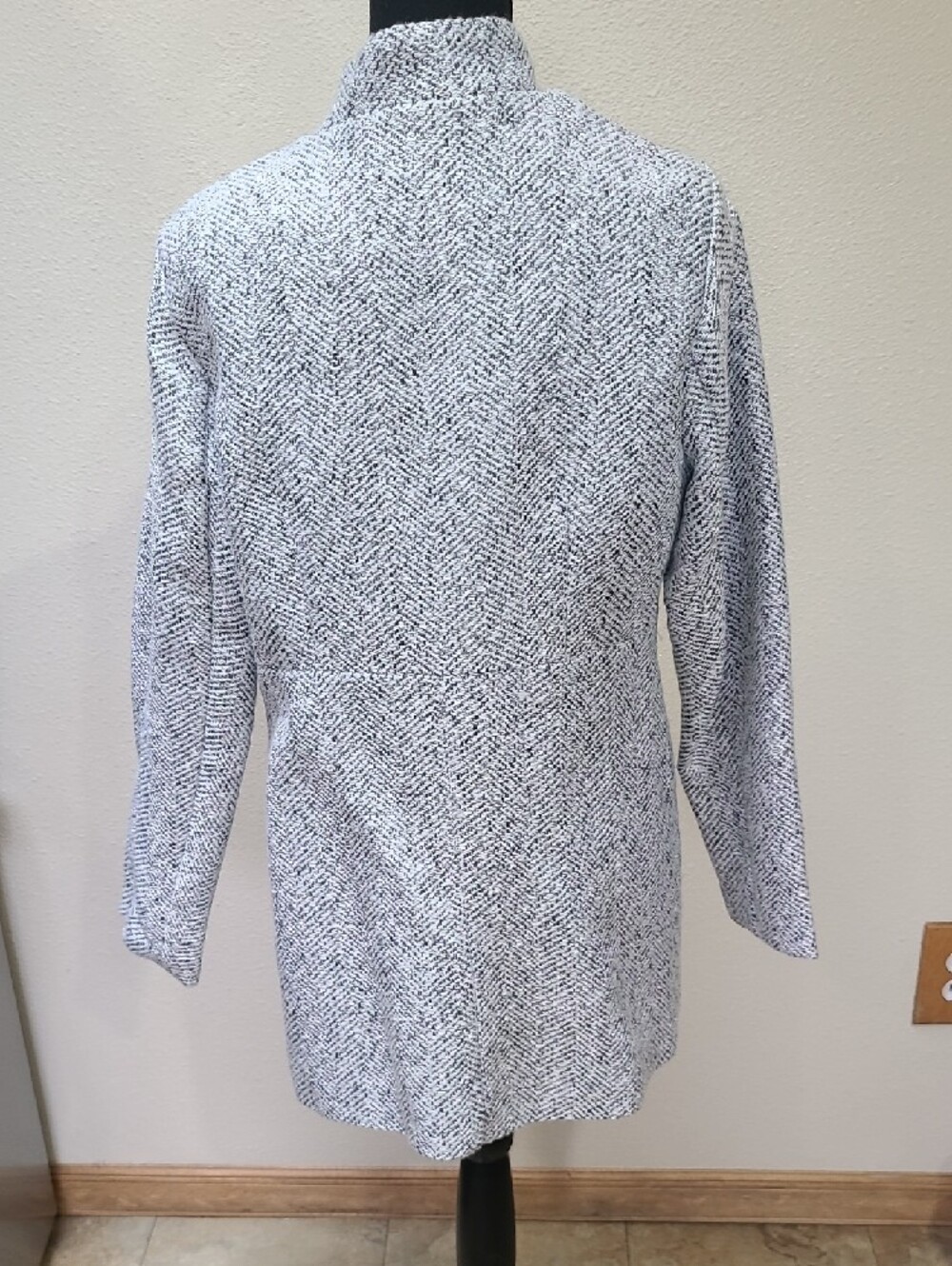 Textured Open-Front Gray Jacket - Picture 5 of 7